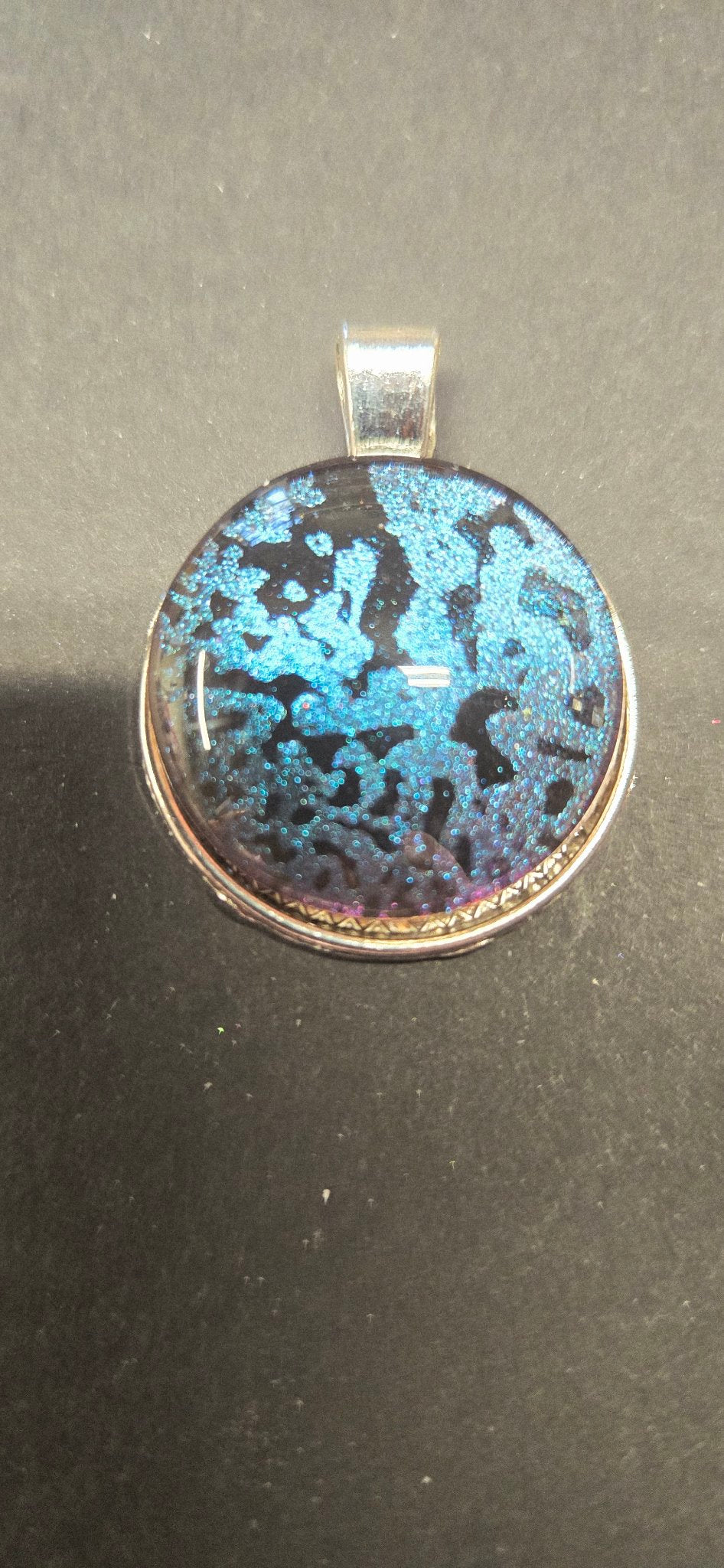 Handmade Blue-to-Purple Chameleon Resin Pendant – Round, Silver Setting
